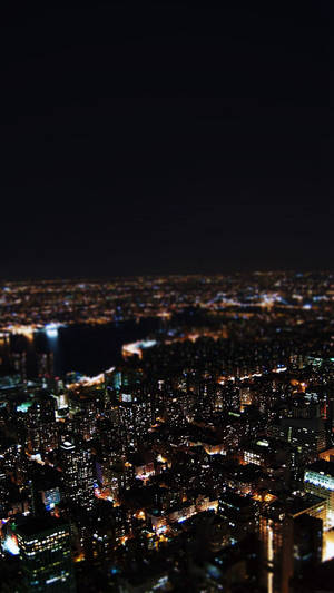夜間城市的模糊鳥瞰圖，燈光閃爍。