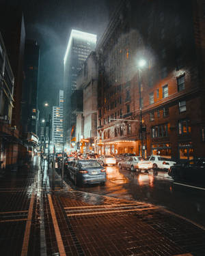 雨夜的街道，發光的車燈在濕漉漉的路面上反射。 — 夜景城市 壁紙