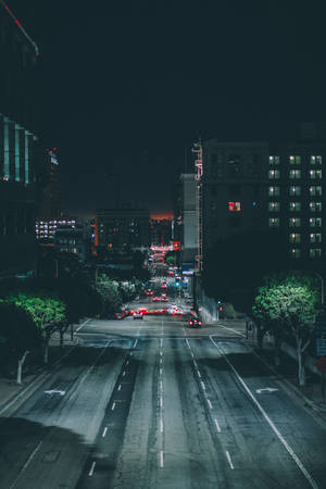 夜間城市街道，有發光的車燈和照明建築物。 — 夜景城市 壁紙