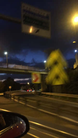 夜間高速公路駕駛，帶有模糊的動態和街燈。 — 夜晚 GIF 壁紙