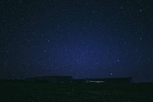 現代建築在滿天星斗的夜空襯托下呈現剪影。