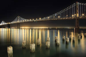 夜晚水上照明吊橋，星空和倒影。