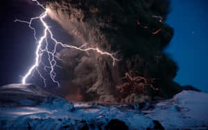夜間火山爆發，閃電照亮火山灰雲和積雪覆蓋的地面。 — 龍捲風 壁紙