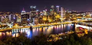 充滿活力的夜景，閃耀的摩天大樓和倒映的河流。