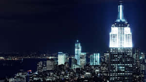 夜景城市景觀，以燈光璀璨的帝國大廈及周圍摩天大樓為特色。