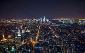 紐約市夜景鳥瞰圖，閃爍的建築物和街道。