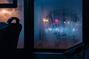 雨濕的巴士車窗顯示模糊的城市燈光（夜間）。 — 夜晚 GIF 壁紙