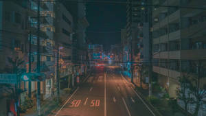 夜晚的城市街道，發光的街燈和遠處的車燈在高樓之間。