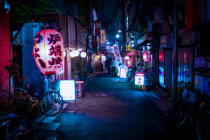 東京夜晚的霓虹燈小巷，帶有發光招牌和單車。 — 夜景城市 壁紙