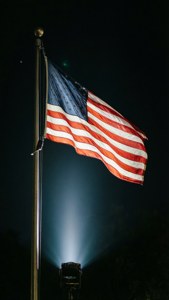 夜間被聚光燈照亮的美國國旗