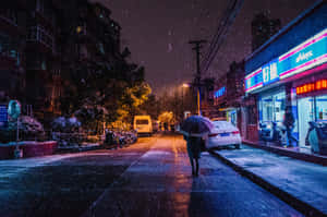 夜晚在城市街道上，在霓虹燈下撐傘在雪中行走的人。 — 火影忍者海報 壁紙