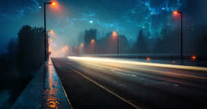 夜晚潮濕的道路，發光路燈和星空 — 夜晚 GIF 壁紙
