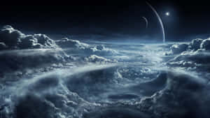 雲在星夜中於新月和遙遠行星下翻騰。