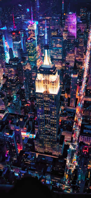 紐約市的空中夜景，摩天大樓閃爍，霓虹燈光 — 夜晚 GIF 壁紙