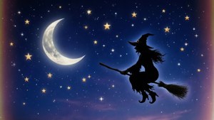 女巫在彎月與星星下騎掃帚飛行於夜晚