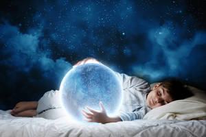 孩子在星空下抱著發光的月亮睡覺。