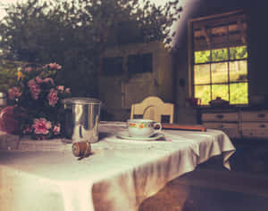 陽光窗邊鄉村風格桌子上的復古茶杯和鮮花。 — 鄉村風 壁紙