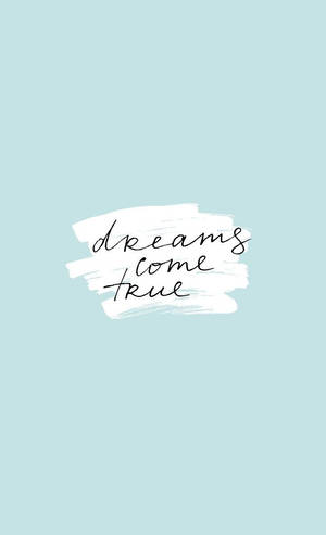 勵志名言 dreams come true 以黑色草書寫在白色筆觸上，襯以淺藍色背景