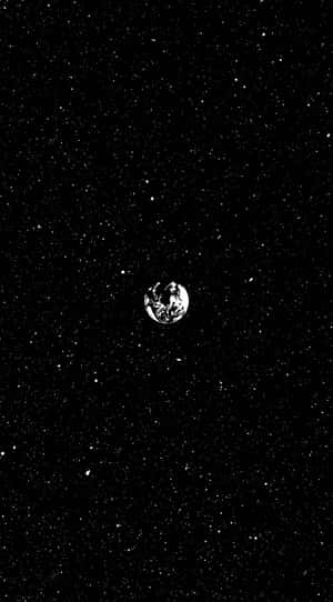 從太空看地球，被黑白星星包圍。