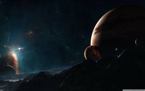 星空下的黑暗山脈、巨大行星和發光星雲。