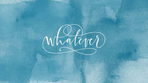 藍色水彩背景上的白色草書單詞「whatever」。 — 藍天 壁紙