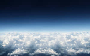 從上方俯瞰藍天下的雲海。 — 雲朵 壁紙