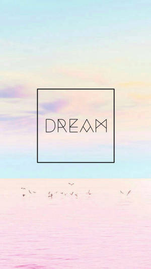粉彩色的天空和海洋，鳥兒在一個包含「DREAM」字樣的正方形框架下飛翔。 — 可愛 壁紙