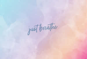 粉彩水彩背景，以草書呈現「just breathe」字句。