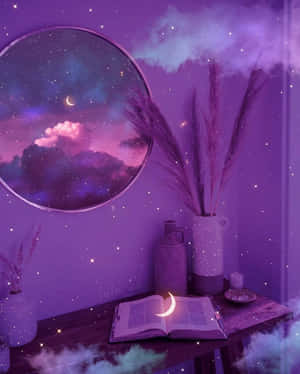 紫色房間，配有星空鏡子、發光的書和蒲葦草花瓶。