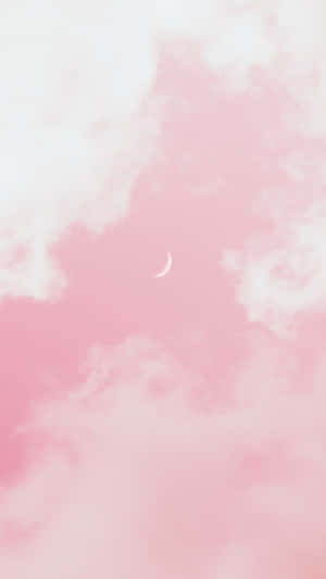 粉紅色天空中的新月與白雲