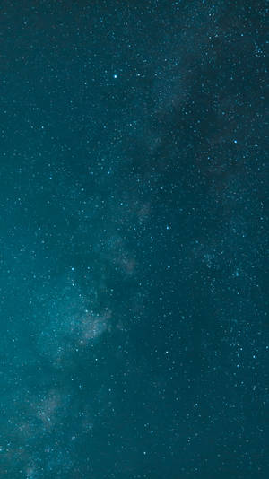 深藍綠色夜空中的銀河系，佈滿星星和星雲