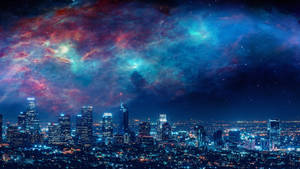 城市燈光在色彩繽紛的宇宙天空下閃耀，伴隨著旋轉的星雲雲層。
