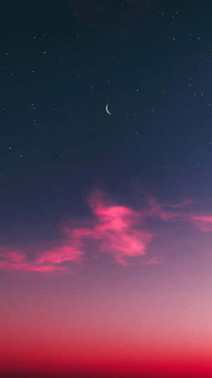 新月在粉紅色雲朵之上，星空夜空
