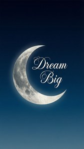 彎月配上優雅手寫體「Dream Big」文字，背景為深藍色夜空。 — iPhone 7 Plus 壁紙