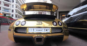 金色Bugatti Veyron打開引擎蓋停泊在城市街道上。