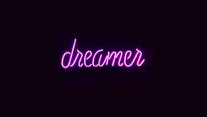 粉紅色霓虹燈牌，上面寫著dreamer，背景是黑色牆壁。 — 黑紫 壁紙