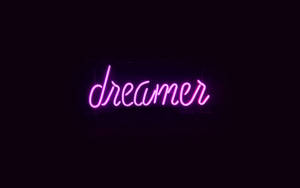 黑色背景上寫有dreamer的粉紅色霓虹燈牌