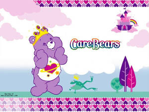 紫色Care Bear帶有心形徽章同皇冠，喺城堡附近企喺綠色青蛙旁邊。