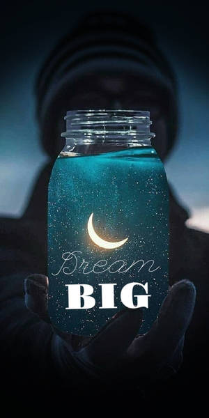 手拿著罐子，內有月亮和「Dream BIG」文字，背景深色 — 夢境 GIF 壁紙
