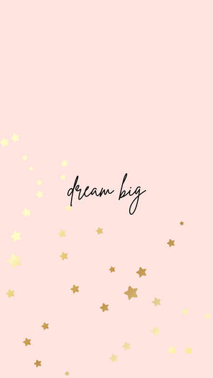 粉紅色背景，金色星星和黑色草書寫著 dream big 字樣。