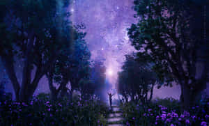 夜晚在森林中，星空下站著一個人，周圍有發光的花朵