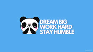 可愛的卡通熊貓閉著眼睛，旁邊是藍色背景上的文字 dream big work hard stay humble。 — 鼓舞人心的 壁紙