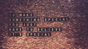 磚牆上帶有勵志語句瓷磚，寫著「to make something special you just have to believe it's special」