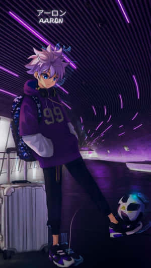 紫色頭髮和連帽衫的動漫男孩站在霓虹燈隧道中，帶著行李箱和足球。