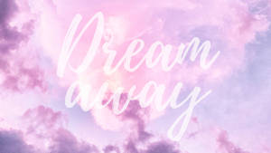 Dream away 文字以白色草書顯示在粉彩粉紅和紫色雲朵上