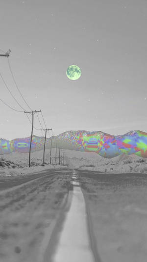 夜晚綠色月亮下通往彩虹山的沙漠公路。