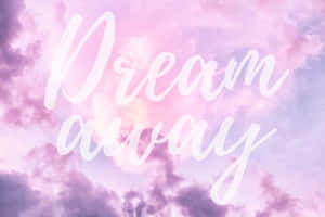 Dream away 白色草書文字在粉彩粉紅和紫色雲朵上 — 千與千尋 壁紙