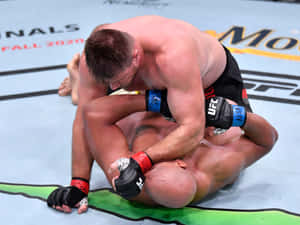 兩名男性拳手在UFC八角籠內進行纏鬥比賽。