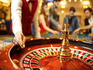 金色國際象棋國王在輪盤上，荷官在賭場旋轉球。