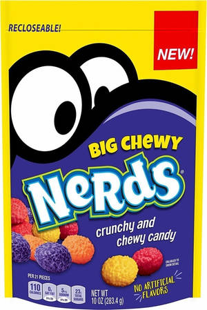 一袋Big Chewy Nerds鬆脆耐嚼糖果，配有色彩繽紛的糖果和卡通眼睛。